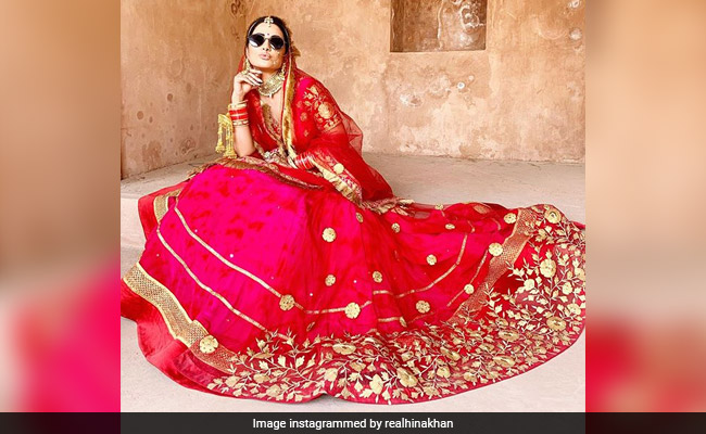 हिना खान ने दुल्हन के लाल जोड़े में दिखाया ऐसा स्वैग, Photos देख आप भी कहेंगे Wow!