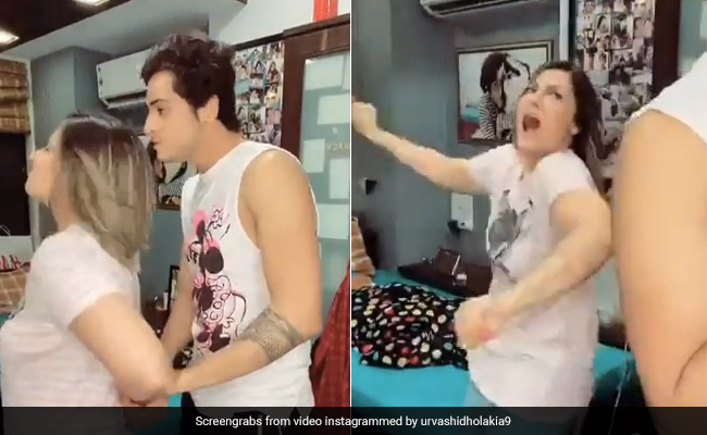 उर्वशी ढोलकिया के बेटे ने मोड़ दिया मां का हाथ, फिर हुआ कुछ ऐसा...देखें Video