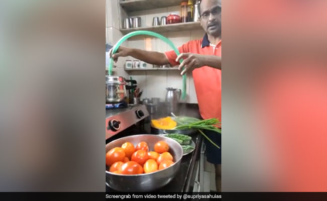 सब्जी से कीटाणु निकालने के लिए शख्स ने लगाया गजब का जुगाड़, IAS अफसर बोलीं- 'सचमुच अतुल्य भारत' - देखें Video