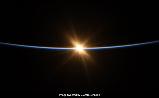 अंतरिक्ष में इस तरह उगता दिखा सूरज, NASA के अंतरिक्ष यात्री ने क्लिक कीं शानदार Photos