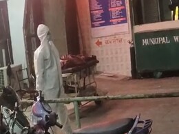 दूसरे अस्पताल में शिफ्ट करते वक्त हुई कोरोना मरीज की मौत तो सड़क किनारे शव छोड़कर भागा एंबुलेंस ड्राइवर दूसरे अस्पताल में शिफ्ट करते वक्त हुई कोरोना मरीज की मौत तो सड़क किनारे शव छोड़कर भागा एंबुलेंस ड्राइवर