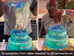 Family Hides Wad Of Cash Inside Cake For Dad's Birthday, Netizens Love It Family Hides Wad Of Cash Inside Cake For Dad's Birthday, Netizens Love It