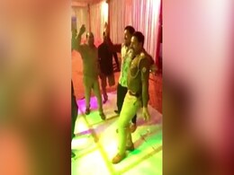 'कमाल' की यूपी पुलिस, अपराधी के साथ नागिन डांस करते हुए निलंबित दारोगा का VIDEO वायरल 'कमाल' की यूपी पुलिस, अपराधी के साथ नागिन डांस करते हुए निलंबित दारोगा का VIDEO वायरल