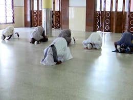 Watch: Muslims At A Kerala Mosque Maintain Social Distance, Offer Prayers Watch: Muslims At A Kerala Mosque Maintain Social Distance, Offer Prayers