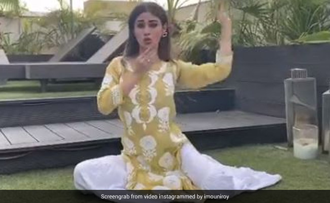 मौनी रॉय ने ऐश्वर्या राय के गाने 'ताल' पर किया जबरदस्त डांस, दिखाए ऐसे एक्सप्रेशन... Video हुआ वायरल