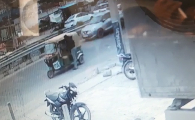 8 पुलिसवालों का 'कातिल विकास दुबे' CCTV में कैद? घर से निकला और ऑटो में बैठकर हो गया रफूचक्कर : पुलिस सूत्र