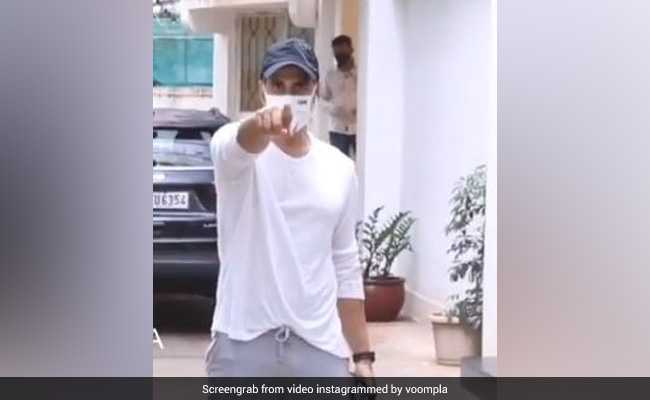 फोटोग्राफर्स के मुंह से उतरा मास्क, तो देख भड़क गए अक्षय कुमार, बोले- नाक पे लगा... देखें वायरल Video