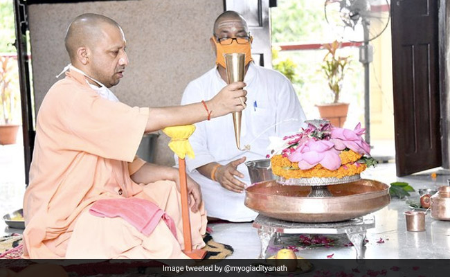Watch: On 'Sawan Somwar', Yogi Adityanath, Devotees Pray To Lord Shiva