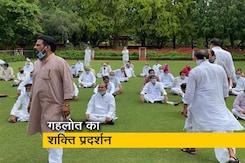 राजभवन पहुंचे गहलोत खेमे के विधायकों ने जमकर नारेबाजी की राजभवन पहुंचे गहलोत खेमे के विधायकों ने जमकर नारेबाजी की