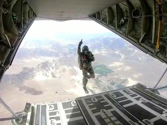 VIDEO: भारतीय पैराट्रूपर्स ने लद्दाख के ऊपर Super Hercules से लगाई छलांग