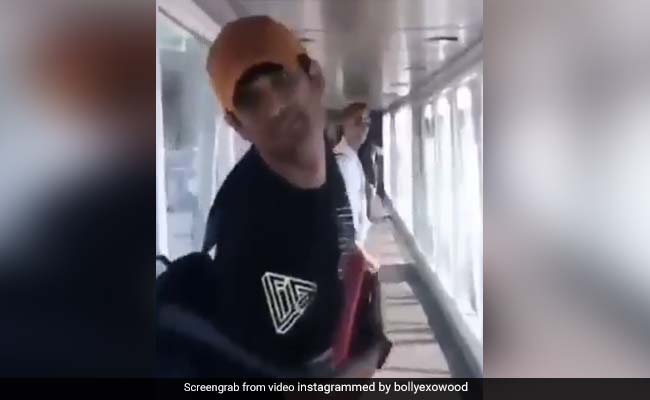 जब फ्लाइट में बोर्डिंग के लिए जा रहे थे सुशांत सिंह राजपूत, पीछे मुड़कर किया कुछ ऐसा- Video हुआ वायरल