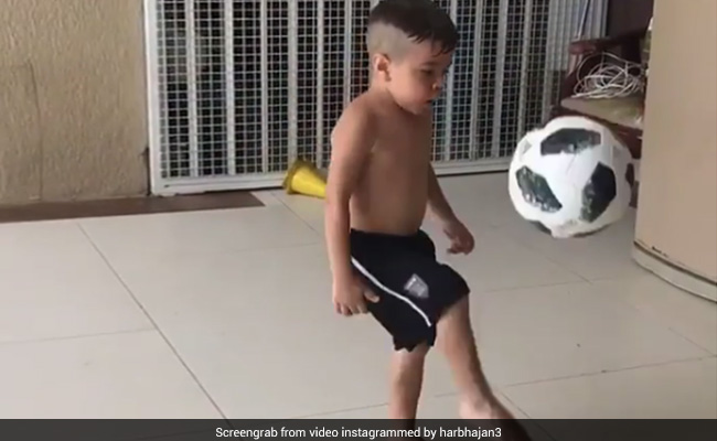 हरभजन सिंह ने शेयर किया हैरान करने वाला Video, छोटे से बच्चे ने फुटबॉल में दिखाया अनोखा अंदाज
