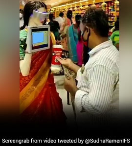 শাড়ি পরা রোবট বিলিয়ে বেড়াচ্ছে স্যানিটাইজার! দেখুন ভাইরাল ভিডিও