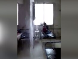 उत्तर प्रदेश के कोविड-19 अस्पताल में लापरवाही,  वार्ड में झरने की तरह गिरने लगा बारिश का पानी, देखें VIDEO उत्तर प्रदेश के कोविड-19 अस्पताल में लापरवाही,  वार्ड में झरने की तरह गिरने लगा बारिश का पानी, देखें VIDEO