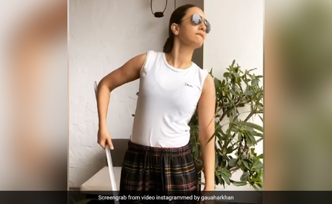 गौहर खान बारिश से परेशान होकर बनी Rain Police, डंडा दिखाते हुए बोलीं- जाओ न अपने घर, काहे को बरस रही हो...