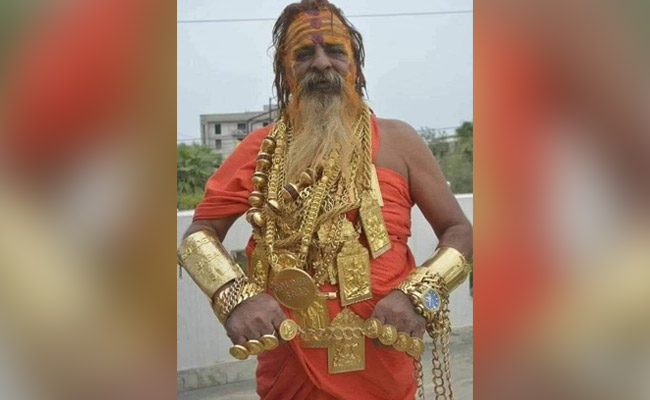 हमेशा कई किलो सोने के गहनों से लदे रहने वाले 'गोल्डन बाबा' की लंबी बीमारी के बाद मौत