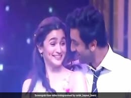 रणबीर कपूर ने 'इश्क वाला लव' सॉन्ग पर आलिया भट्ट के साथ किया रोमांटिक डांस, देखें थ्रोबैक Video रणबीर कपूर ने 'इश्क वाला लव' सॉन्ग पर आलिया भट्ट के साथ किया रोमांटिक डांस, देखें थ्रोबैक Video