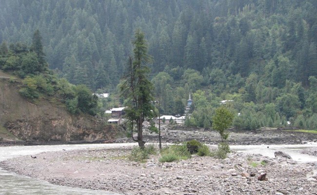 जम्मू-कश्मीर: आईईडी बरामदगी के मामले में तीन लोगों को हिरासत में लिया गया