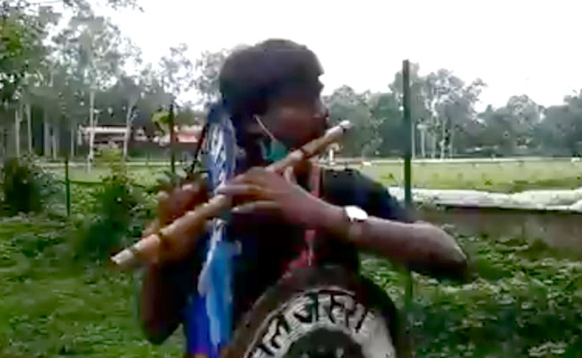 बांसुरी बजा कर जंगल बचाने निकले युवा, सड़क बनाने के लिए 450 पेड़ काटे जाने का विरोध