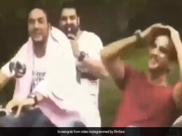 शाहरुख खान के अंदाज में सुशांत सिंह राजपूत ने यूं गाया गाना, स्कूटर पर ही खड़े होकर करने लगे पोज- देखें Video शाहरुख खान के अंदाज में सुशांत सिंह राजपूत ने यूं गाया गाना, स्कूटर पर ही खड़े होकर करने लगे पोज- देखें Video