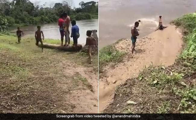 मिट्टी के ऊपर फिसलते हुए बच्चे का Video हुआ वायरल, आनंद महिंद्रा ने ट्विटर पर किया शेयर