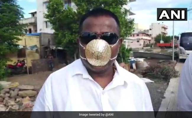 पुणे के रहने वाले शंकर कुराडे पहनते हैं सोने का मास्क, कीमत 2 लाख के पार