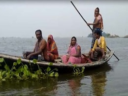 सच्ची जनप्रतिनिधि..बाढ़ में नाव खेकर लोगों को नदी पार करा रहीं वार्ड सदस्य उर्मिला देवी, बांट रहीं राशन सच्ची जनप्रतिनिधि..बाढ़ में नाव खेकर लोगों को नदी पार करा रहीं वार्ड सदस्य उर्मिला देवी, बांट रहीं राशन