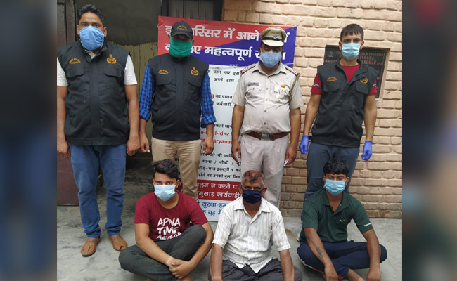 BSF ने महिला तस्कर को गैस सिलेंडर में मछली के अंडे और डिम्प की तस्करी करते रंगे हाथों किया गिरफ्तार 