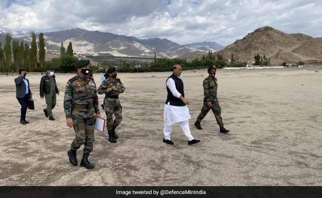 लद्दाख और जम्मू कश्मीर के दो दिवसीय दौरे के लिए लेह पहुंचे रक्षा मंत्री राजनाथ सिंह लद्दाख और जम्मू कश्मीर के दो दिवसीय दौरे के लिए लेह पहुंचे रक्षा मंत्री राजनाथ सिंह