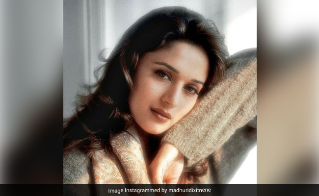 माधुरी दीक्षित ने शेयर किया पुराना Photo, बोलीं- हमने दूसरों की खुशी को अपना...
