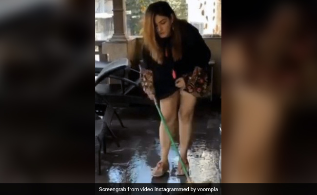 रवीना टंडन पूरा मेकअप करके घर की बालकनी में पोछा लगाती आईं नजर, बोलीं- इंटरव्यू से ठीक पहले- देखें Video