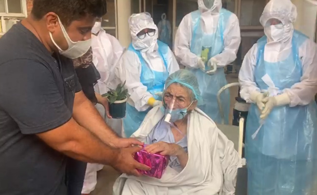 डॉक्टरों ने 105 साल की कोरोना वायरस संक्रमित महिला को ठीक करके उनके परिवार को दी 'ईदी'