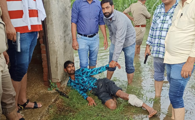 हापुड़ : 6 साल की मासूम से रेप के आरोपी ने दरोगा से पिस्तौल छीनी, जवाबी कार्रवाई में लगी गोली