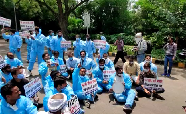 कांग्रेस 'भाभी जी के पापड़' लेकर पहुंची स्वास्थ्य मंत्री हर्षवर्धन के घर?