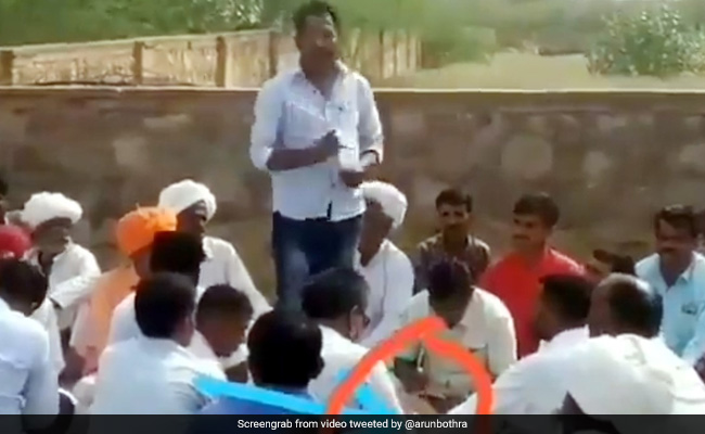 भाषण सुनते हुए शख्स ने किया कुछ ऐसा, अचानक तालियां पीटने लगे लोग, IPS बोला- 'लीजेंड...' - देखें Video