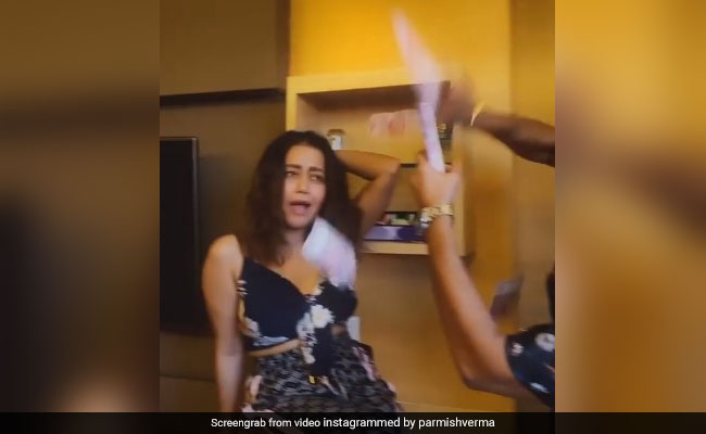 नेहा कक्कड़ पर पंजाबी सिंगर परमिश वर्मा ने यूं उड़ाया नोट, बार-बार देखा जा रहा Video