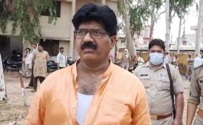अलीगढ़ में बीजेपी विधायक और पुलिस ने एक-दूसरे पर पीटने का आरोप लगाया