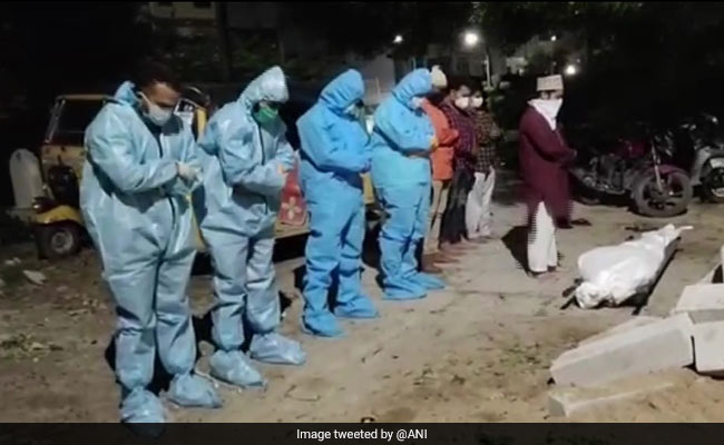 संक्रमण के डर से कोरोना के जिन पेशेंट के शव नहीं ले रहे परिजन, उनका अंतिम संस्‍कार कर रहा यह NGO