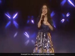 Neha Kakkar ने स्टेज पर धमाकेदार अंदाज में गाया 'आशिक बनाया आपने' सॉन्ग, अब Video हो रहा है वायरल Neha Kakkar ने स्टेज पर धमाकेदार अंदाज में गाया 'आशिक बनाया आपने' सॉन्ग, अब Video हो रहा है वायरल