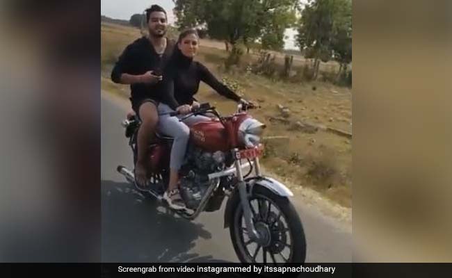 सपना चौधरी ने हाइवे पर हवा जैसे दौड़ाई बुलेट, वायरल हो रहा है Video