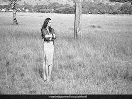 खेतों के बीचोंबीच खड़ी सारा अली खान ने दिया पोज, Photo पोस्ट कर बोलीं- जंगल की रानी... खेतों के बीचोंबीच खड़ी सारा अली खान ने दिया पोज, Photo पोस्ट कर बोलीं- जंगल की रानी...