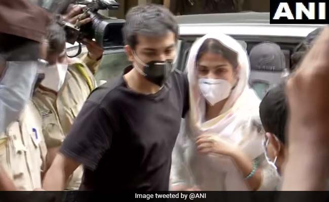 Rhea Chakraborty, Family At Probe Agency For Round 2 Of Questioning