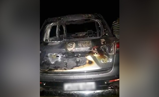 कश्मीर में आतंकियों ने सैनिक का अपहरण किया, जली हुई कार बरामद