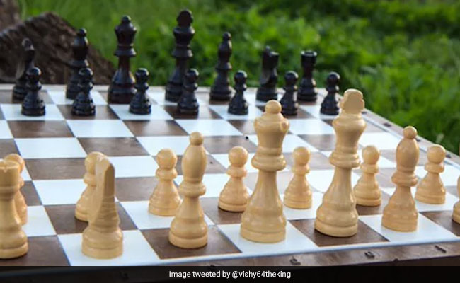 दिव्यांग ने 6-12 लोगों के लिए एक साथ खेला जाने वाला शतरंज का फार्मेट बनाया, रिकॉर्ड दर्ज