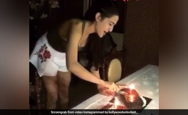 सारा अली खान ने मनाया जन्मदिन, कहीं केक काटती तो कहीं गुब्बारों से खेलती दिखीं एक्ट्रेस- देखें Video सारा अली खान ने मनाया जन्मदिन, कहीं केक काटती तो कहीं गुब्बारों से खेलती दिखीं एक्ट्रेस- देखें Video