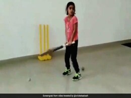 Dhoni के हेलीकॉप्टर शॉट को टक्कर देता बच्ची के द्वारा जमाया गया यह शॉट.. देखें Video Dhoni के हेलीकॉप्टर शॉट को टक्कर देता बच्ची के द्वारा जमाया गया यह शॉट.. देखें Video