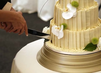 Watch: Groom Smears Wedding Cake On Bride's Face, Internet Is Not Impressed Watch: Groom Smears Wedding Cake On Bride's Face, Internet Is Not Impressed