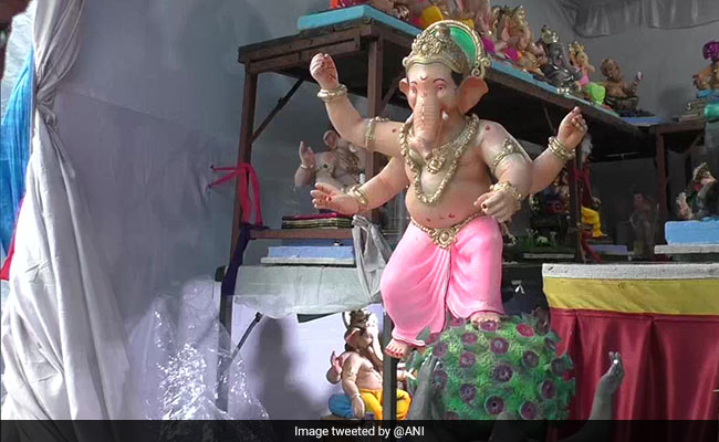 Ganesh Chaturthi 2020: सूरत में कोविड-19 थीम की गणेश प्रतिमाएं बनी आकर्षण का केंद्र, देखें तस्वीरें