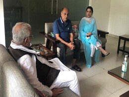 हरियाणा के सीएम मनोहरलाल खट्टर सुशांत सिंह राजपूत के पिता और बहन से मिले हरियाणा के सीएम मनोहरलाल खट्टर सुशांत सिंह राजपूत के पिता और बहन से मिले