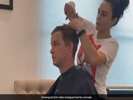 Preity Zinta ने उठा ली कैंची और काट डाले पति के बाल- देखें वायरल Video Preity Zinta ने उठा ली कैंची और काट डाले पति के बाल- देखें वायरल Video